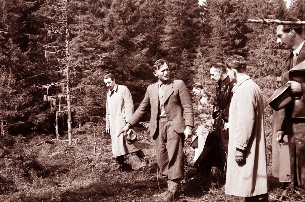 Ljuban Vukovic proves a grave in the Falstad Forest in May 1945.