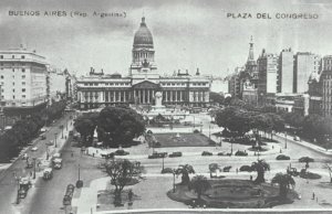 Black-and-white view of Plaza del Congreso, Buenos Aires, with the congress building, central statue, trees, and surrounding traffic in the foreground.